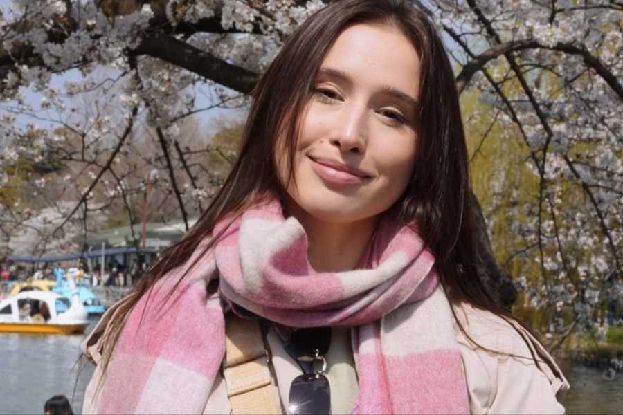 Turista Tailandesa Encontra Intruso Sob Cama em Hotel no Japão e Vive Pesadelo