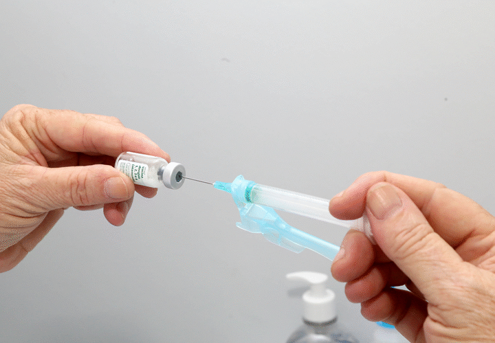 Vacina da gripe chega a mercados, igrejas e universidades. Veja onde se vacinar