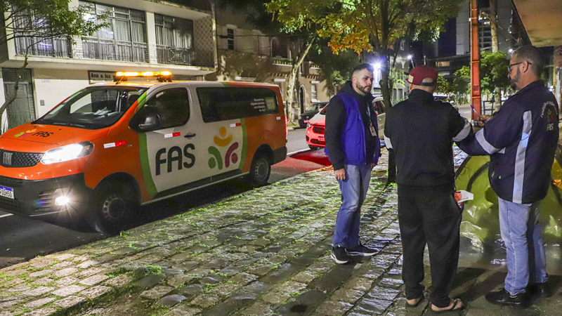 Frio continua em Curitiba e FAS mobiliza 14 equipes para atender pessoas em situação de rua
