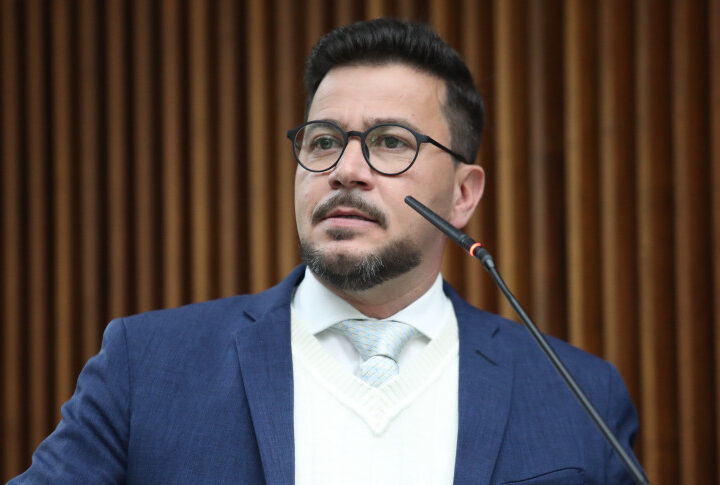 Oposição aperta o cerco: Deputado questiona gastos do Governo do Paraná com publicidade