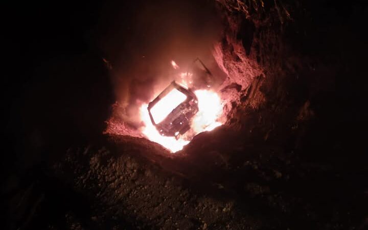 Veículo é destruído por incêndio após acidente em estrada rural de Luiziana