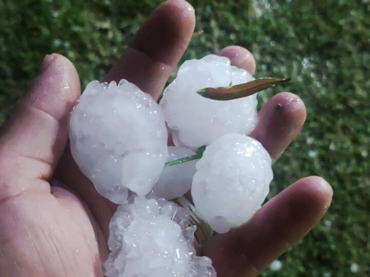 Chuva de granizo e ventos fortes assustam moradores de Assis Chateaubriand