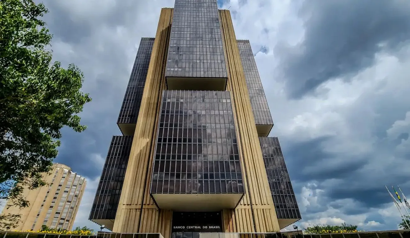 Selic Atinge Novo Pico: Copom Eleva Juros para 15% em Decisão Surpreendente