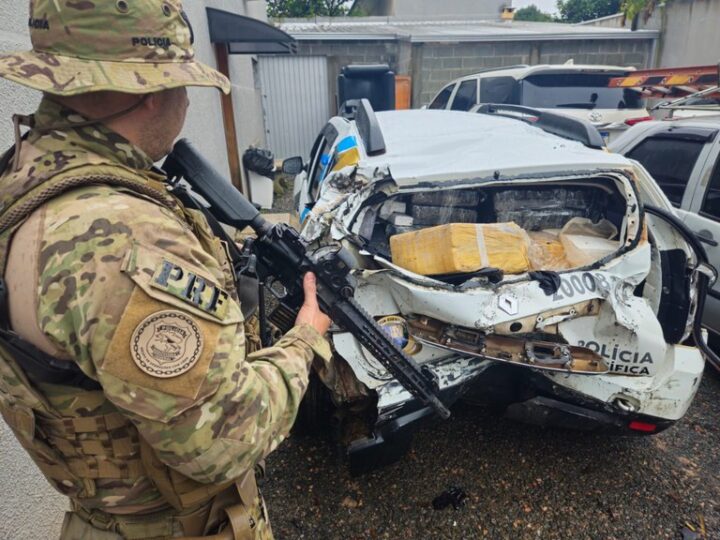 VÍDEO: Falsa viatura da Polícia Científica é flagrada com mais de 760 kg de maconha na BR-277