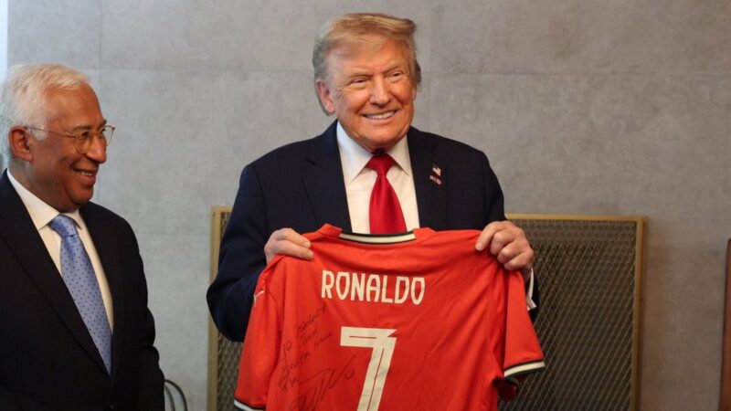 Cristiano Ronaldo Envia Camisa a Trump em Gesto Simbólico por Paz em Meio a Tensões Globais
