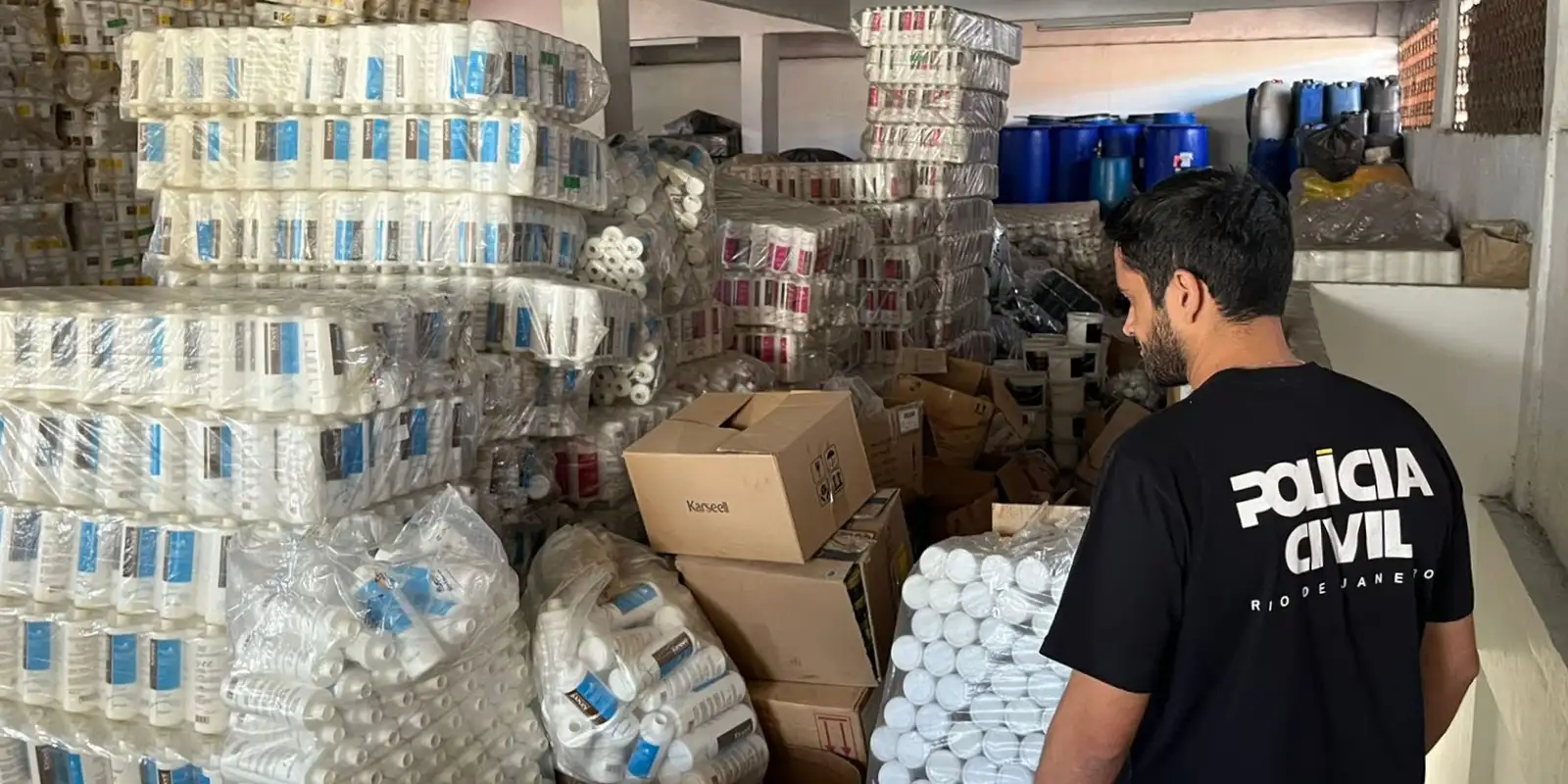 Ação policial desmantela esquema de falsificação de cosméticos no Rio: toneladas de produtos apreendidos