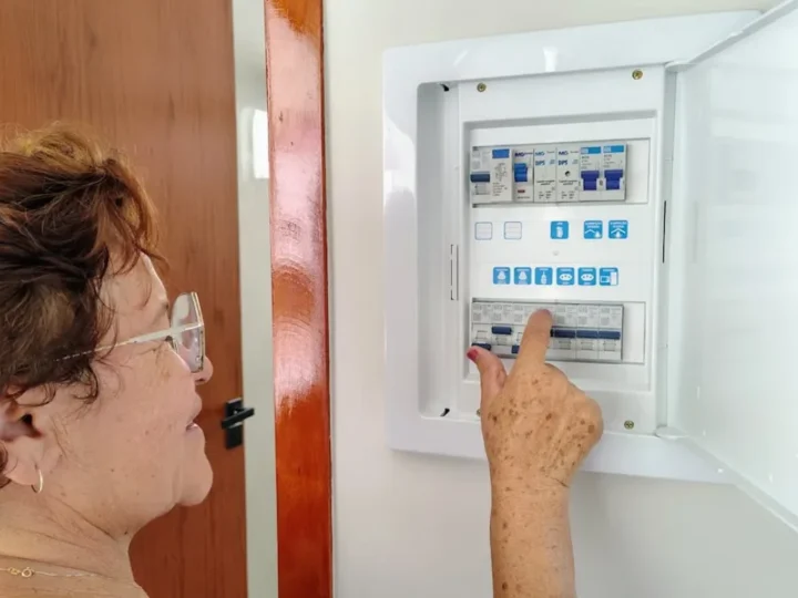 Reduza sua conta de luz sem sacrifícios: 3 dicas práticas para economizar energia em casa