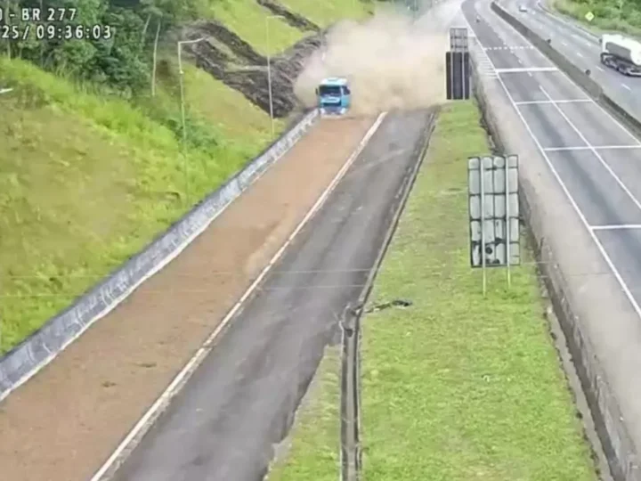 Caminhoneiro evita tragédia ao usar área de escape na BR-277; veja o vídeo