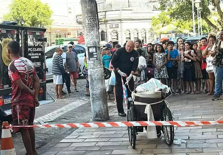 Neto é preso por andar com avô morto em cadeira de rodas para pedir esmola em Manaus-AM