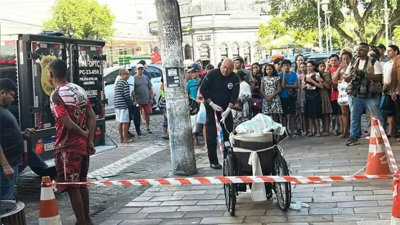 Neto é preso por andar com avô morto em cadeira de rodas para pedir esmola em Manaus-AM