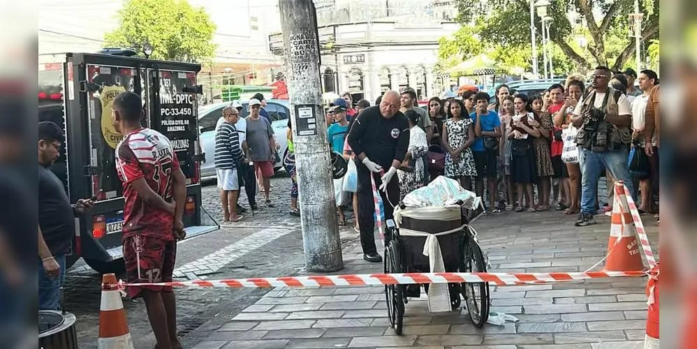 Neto é preso por andar com avô morto em cadeira de rodas para pedir esmola em Manaus-AM