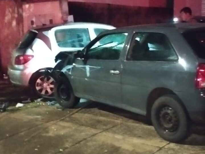 Veículo sobe em passeio e colide com outro. Condutor não tem CNH