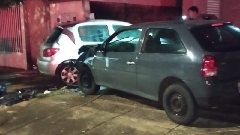 Veículo sobe em passeio e colide com outro. Condutor não tem CNH