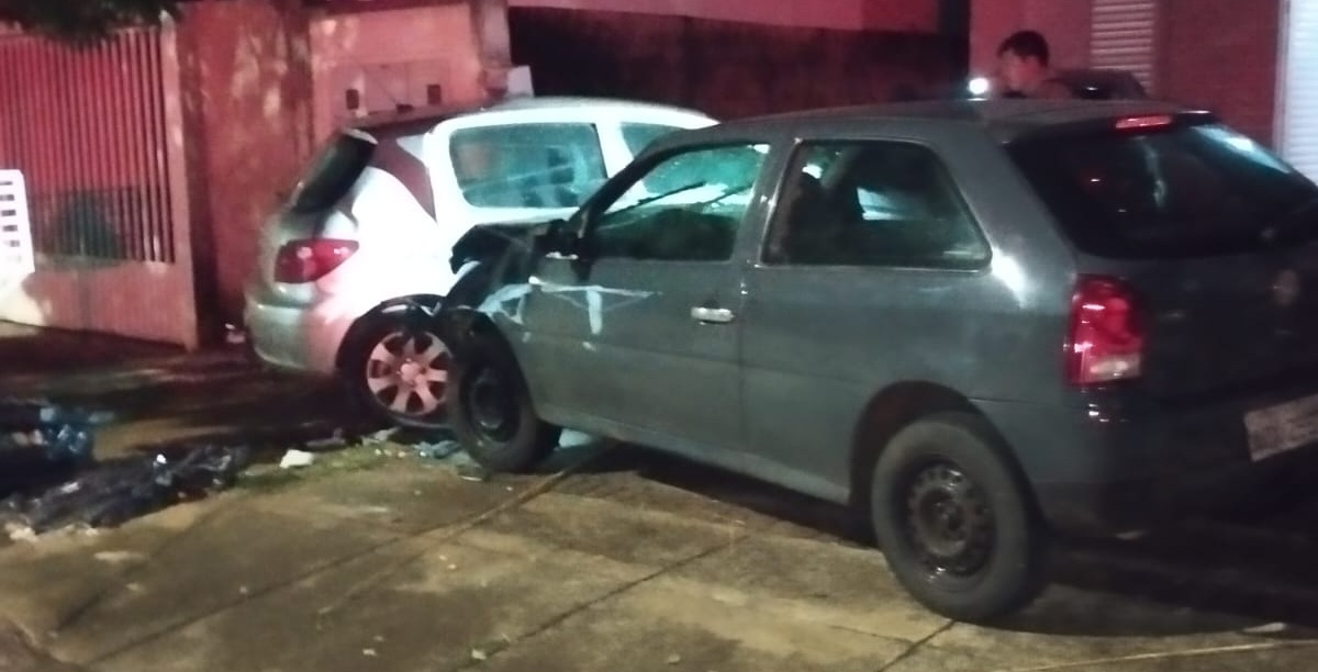 Veículo sobe em passeio e colide com outro. Condutor não tem CNH