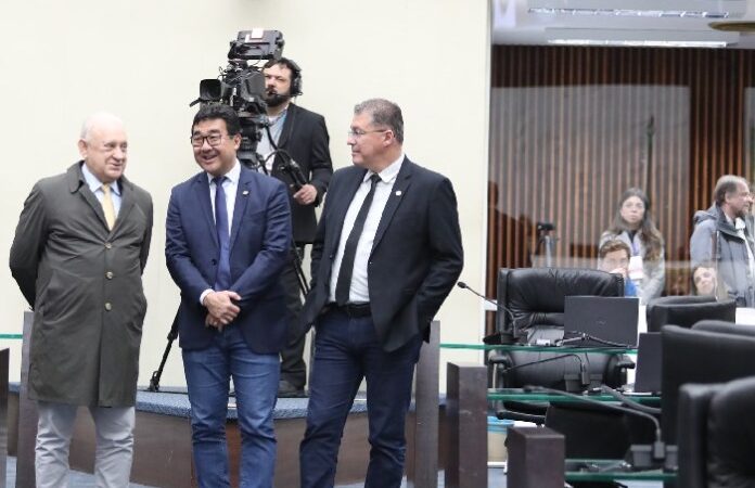 Reajuste salarial dos professores de até R$ 14 mil vai ser discutido na Alep