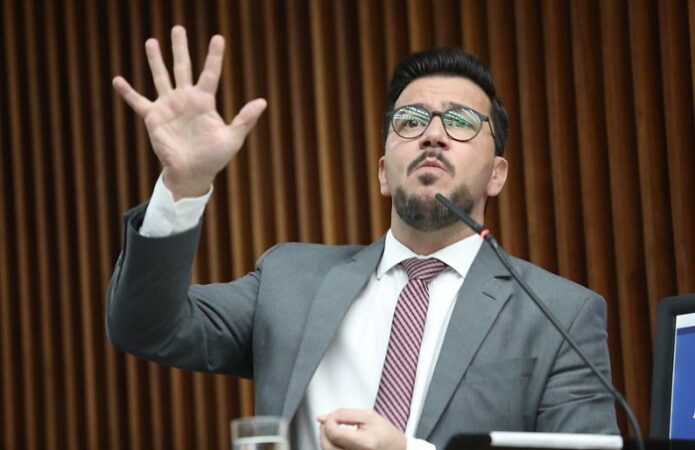 Esquerda volta atrás e vota pelo aumento dos professores