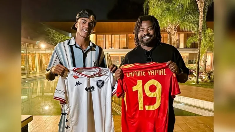 Lamine Yamal veste a camisa do Cianorte e agita a web; craque está no Brasil aproveitando as férias