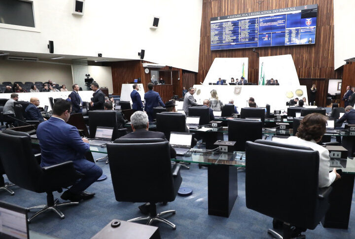 Vitória na Educação: Reajuste Salarial de Professores Aprovado e Aguarda Sanção no Paraná