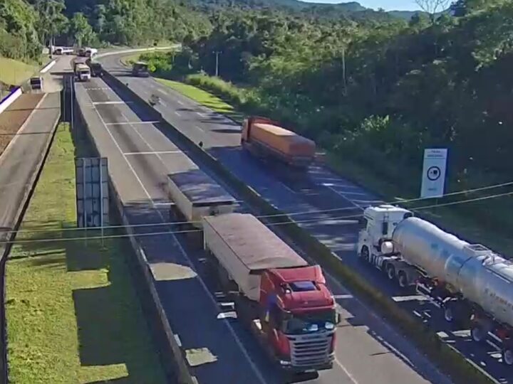 Caminhão com problema nos freios acessa área de escape da BR-277