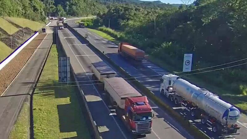 Caminhão com problema nos freios acessa área de escape da BR-277