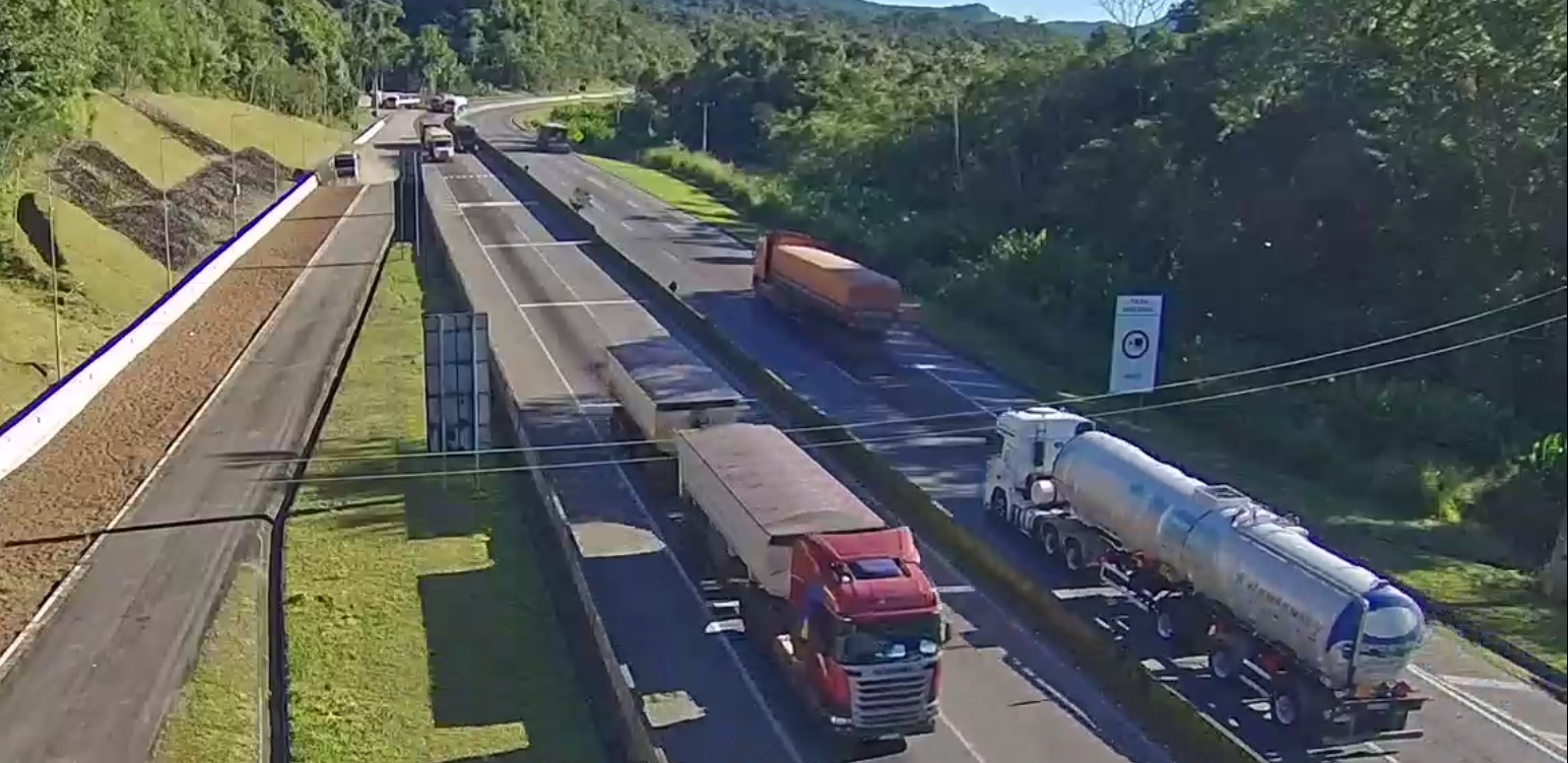 Caminhão com problema nos freios acessa área de escape da BR-277