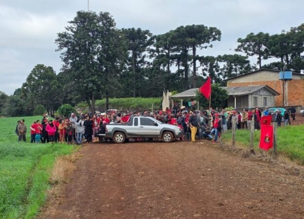 Cerca de 250 pessoas ocupam Fazenda São Jorge em Quedas do Iguaçu e Polícia Militar envie equipes para ação de retirada