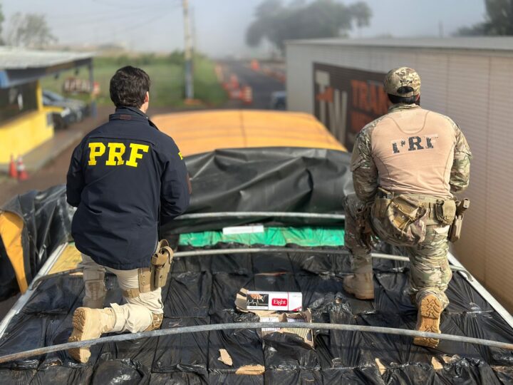 PRF apreende carreta paraguaia carregada com 450 mil maços de cigarros