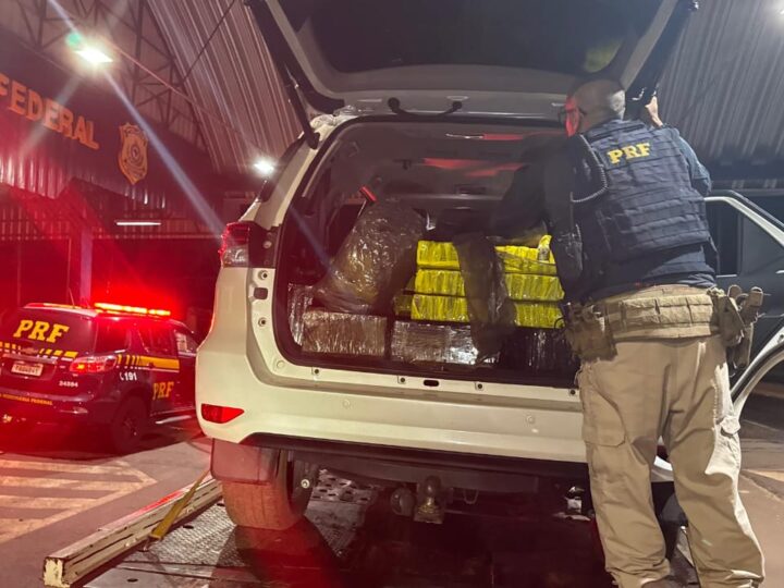 PRF apreende em Terra Roxa mais de meia tonelada de maconha em veículo roubado