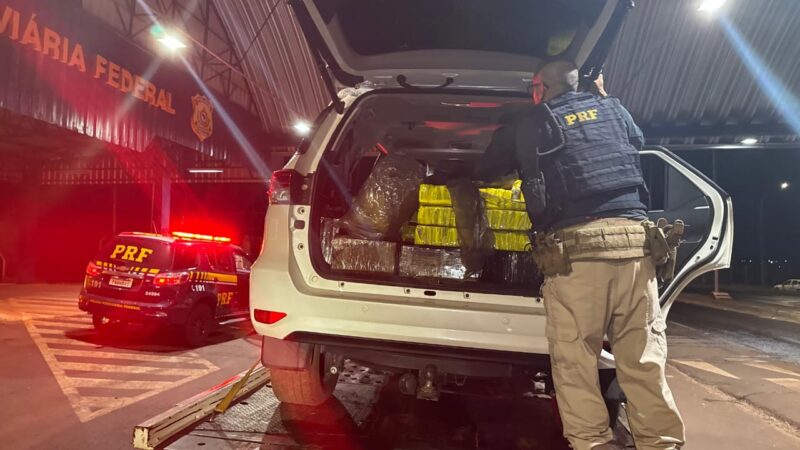 PRF apreende em Terra Roxa mais de meia tonelada de maconha em veículo roubado