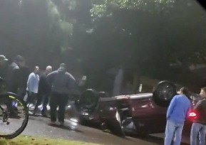 Carro capota na Olindo Periolo em Cascavel