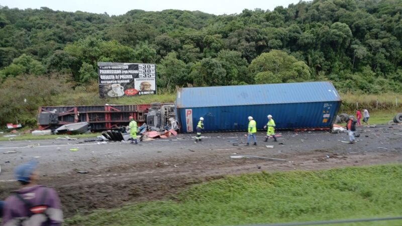 Trânsito parado após grave acidente com três caminhões na BR-116, próximo a Jacupiranga