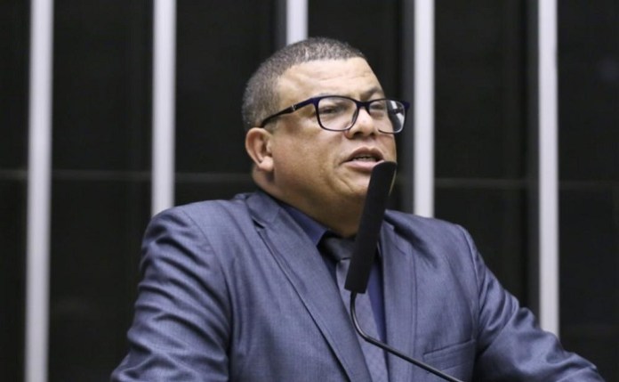 Deputado paranaense expõe transa com prostituta argentina