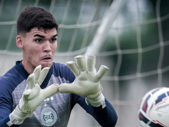 Goleiro Morisco Sai em Defesa do Ataque do Coritiba em Meio à Oscilação na Série B