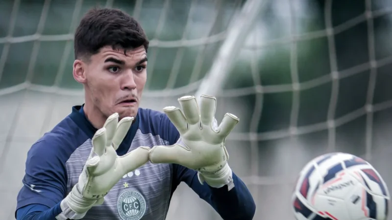 Goleiro Morisco Sai em Defesa do Ataque do Coritiba em Meio à Oscilação na Série B