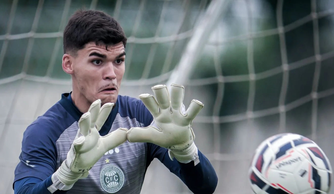 Goleiro Morisco Sai em Defesa do Ataque do Coritiba em Meio à Oscilação na Série B