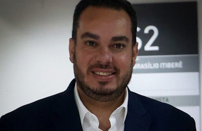 Paulo Martins encanta Deltan Dallagnol