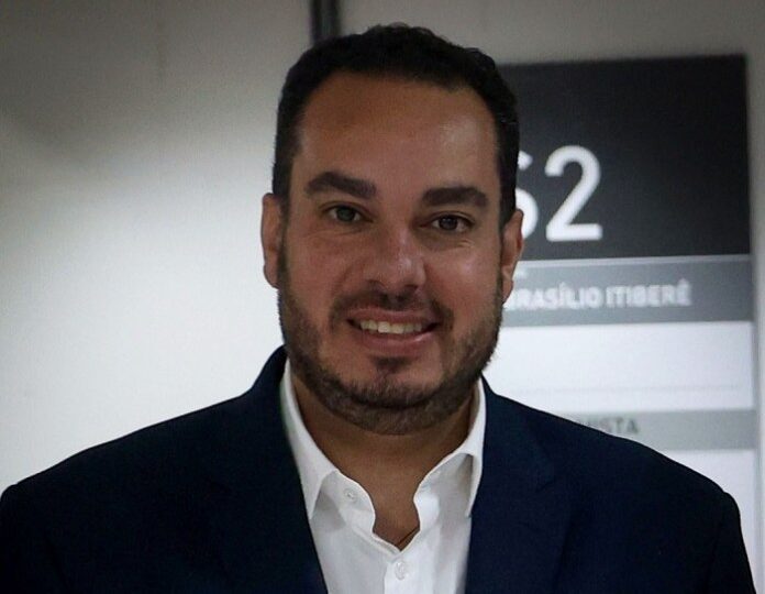 Paulo Martins encanta Deltan Dallagnol