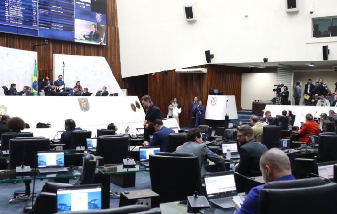 Esquerda vota contra o aumento dos professores do Paraná