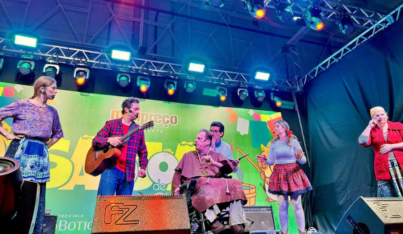 Tesão Piá Arranca Gargalhadas do Público com “Casamento Caipira” Exclusivo no São João de Curitiba