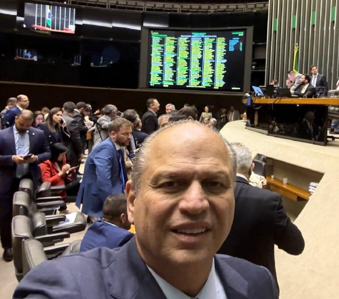 Ricardo Barros comemora derrubada do IOF