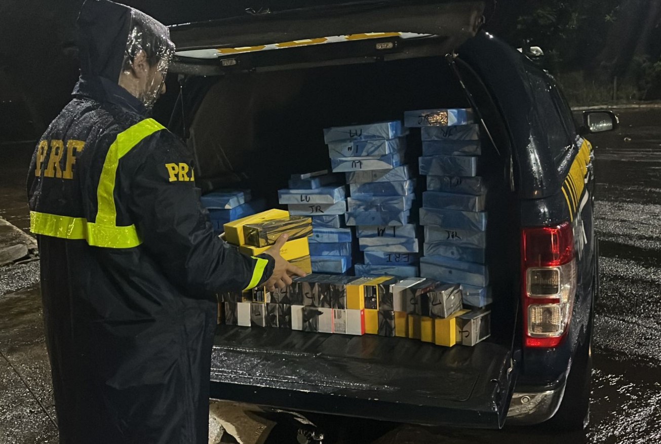 PRF apreende carga “milionária” de eletrônicos escondidos em fundo falso de caminhão na BR-277