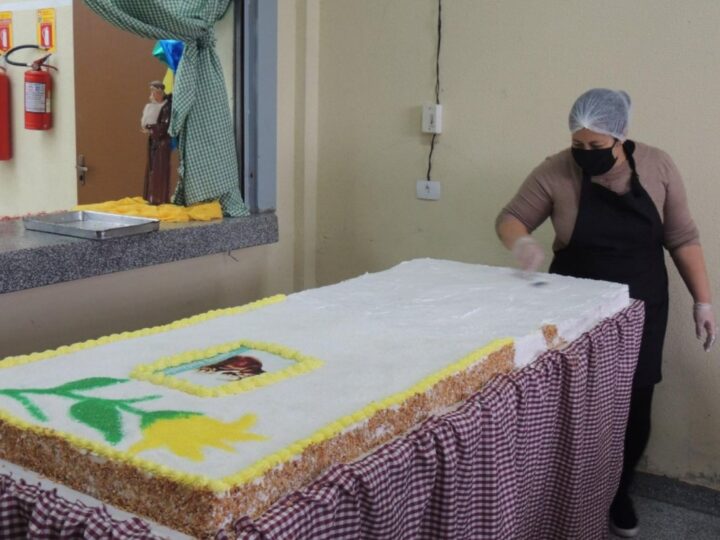Paróquia Sagrada Família celebra Santo Antônio com bolo, kits e grande festa junina