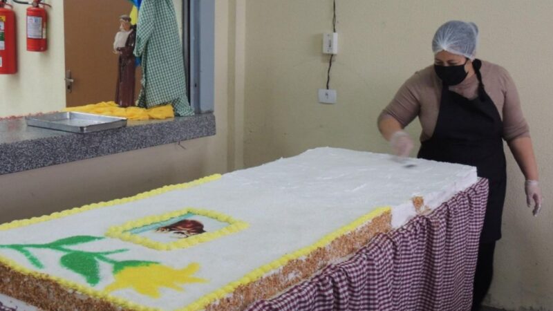 Paróquia Sagrada Família celebra Santo Antônio com bolo, kits e grande festa junina