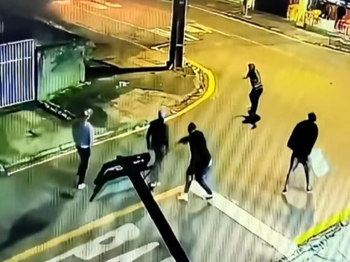 Homem é brutalmente apedrejado no Capão Raso em Curitiba; câmera de segurança registrou a selvageria
