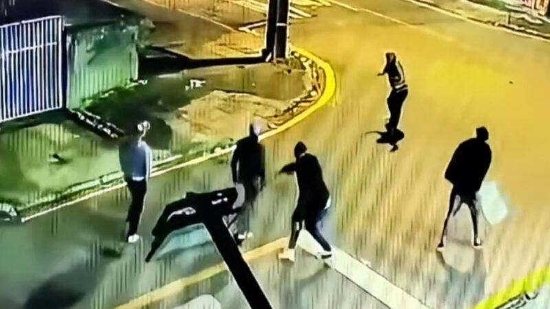 Homem é brutalmente apedrejado no Capão Raso em Curitiba; câmera de segurança registrou a selvageria