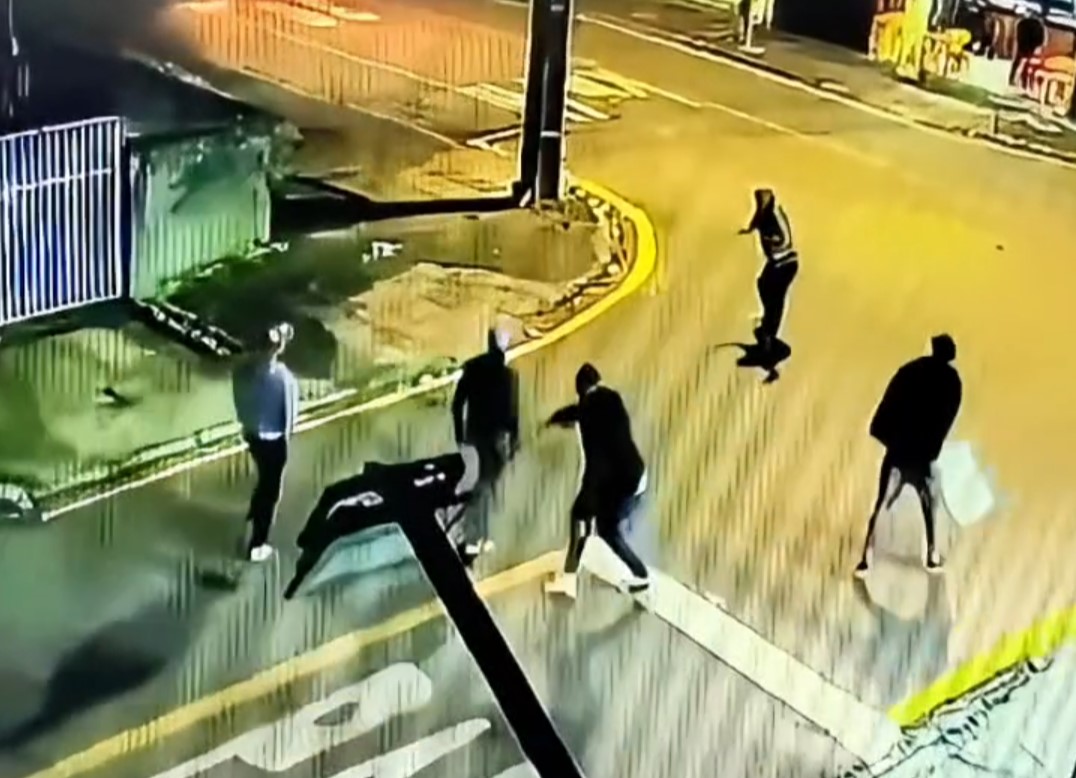Homem é brutalmente apedrejado no Capão Raso em Curitiba; câmera de segurança registrou a selvageria
