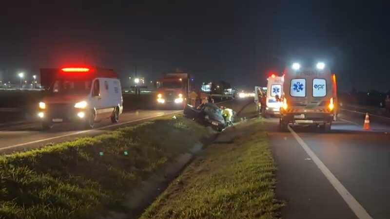 Colisão entre carreta e carro deixa um morto e outro gravemente ferido na BR-277