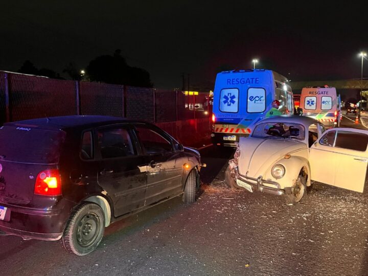Motorista de fusca entra na contramão da BR-277 e provoca colisão frontal