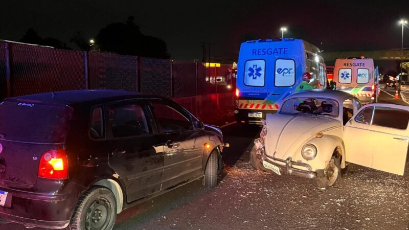 Motorista de fusca entra na contramão da BR-277 e provoca colisão frontal
