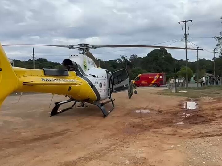 Motociclista é socorrido de helicóptero após acidente na Estrada da Ribeira